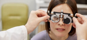 optiker-brillen-zwerger-bad-ischl-frau-brille-refraktion